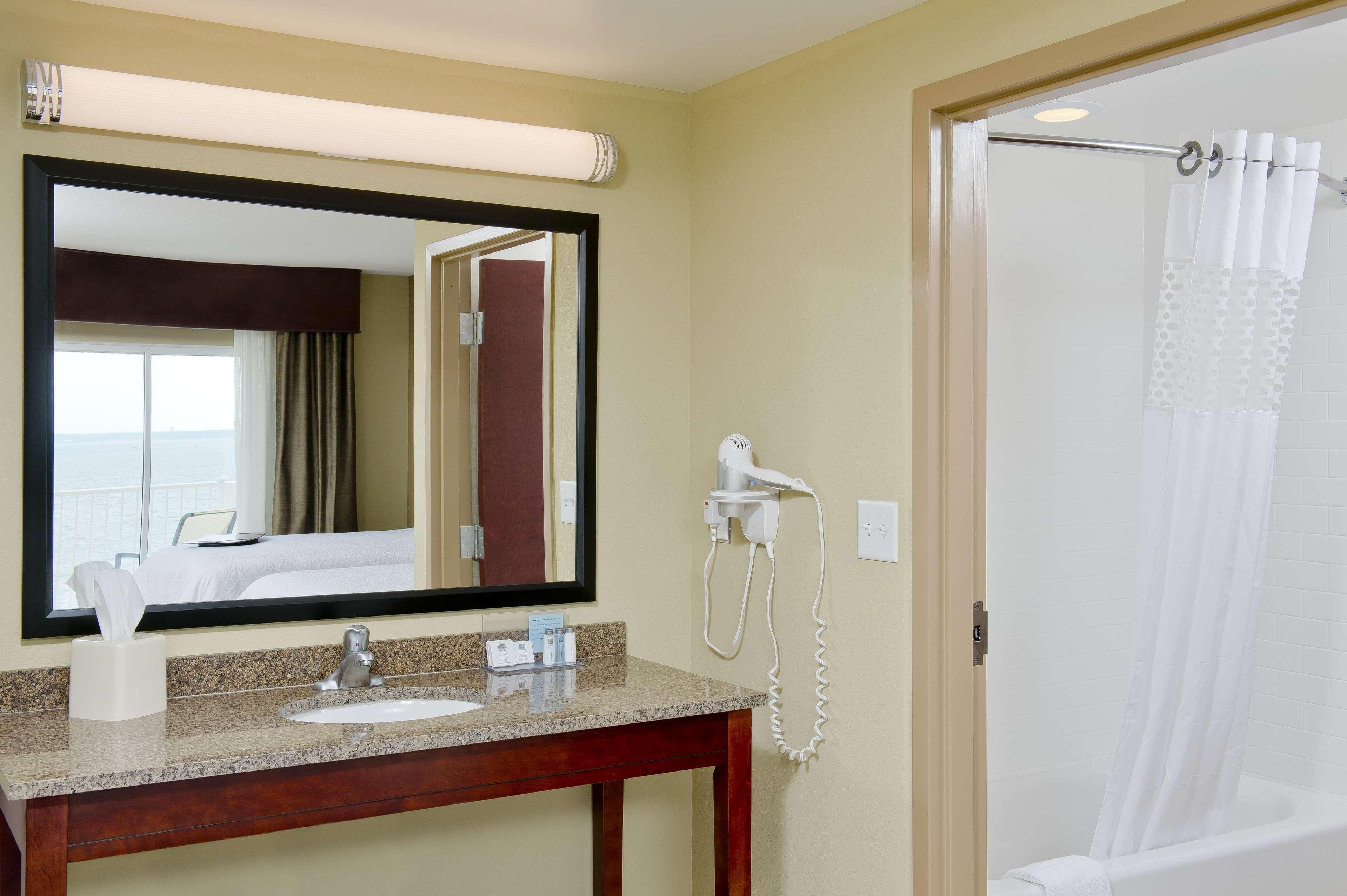 Hampton Inn & Suites Ocean City Bayfront-Convention Center Room photo